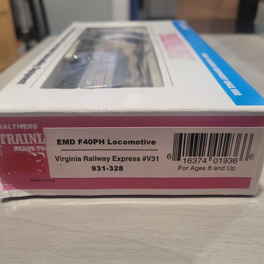 Walthers Trainline HO Scale Virginia Railway Express EMD F40PH Diesel - Picture 3 of 3